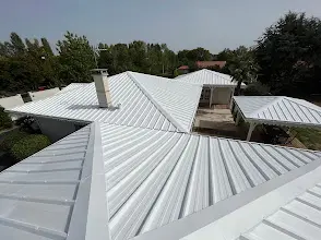 Deuxième angle de la couverture nervurée et de ses raccords