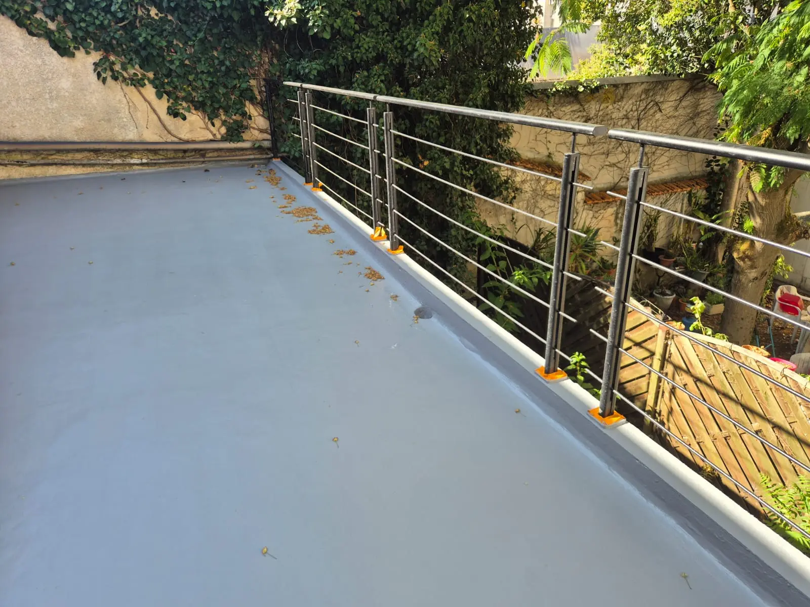 Étanchéité grise sur une terrasse accessible