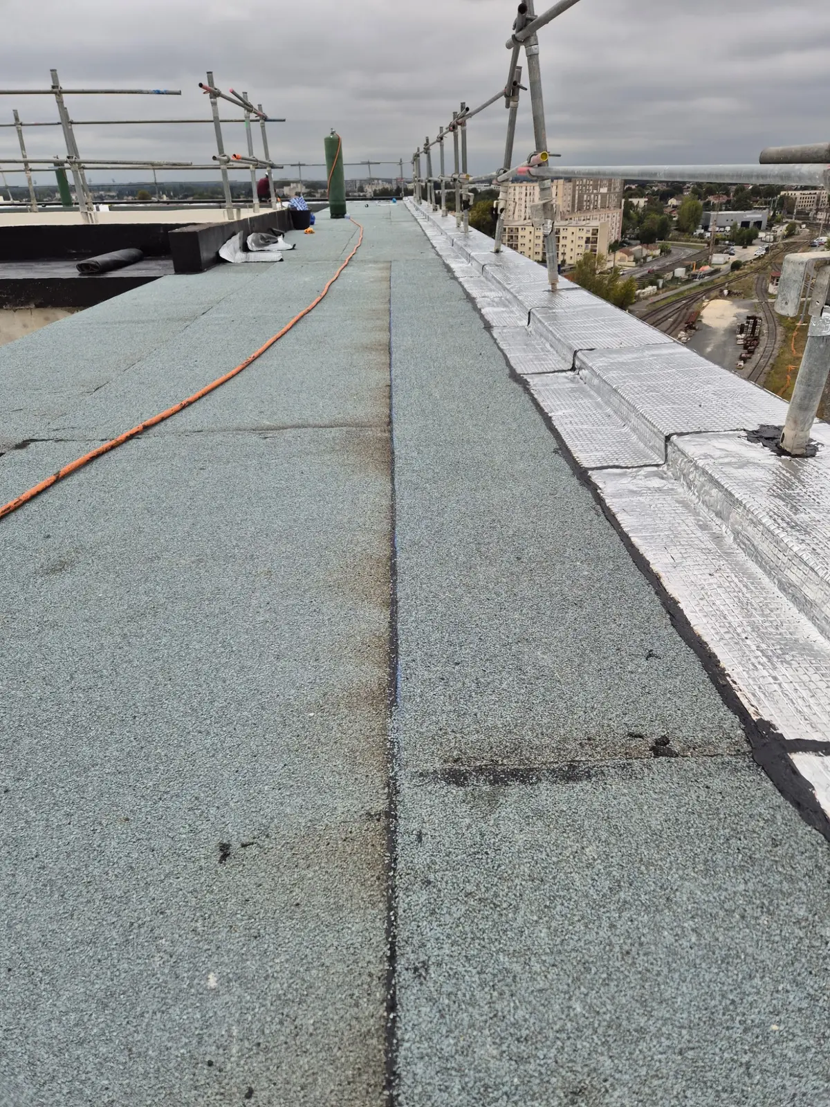 Membrane bitumineuse et relevés sur une toiture-terrasse