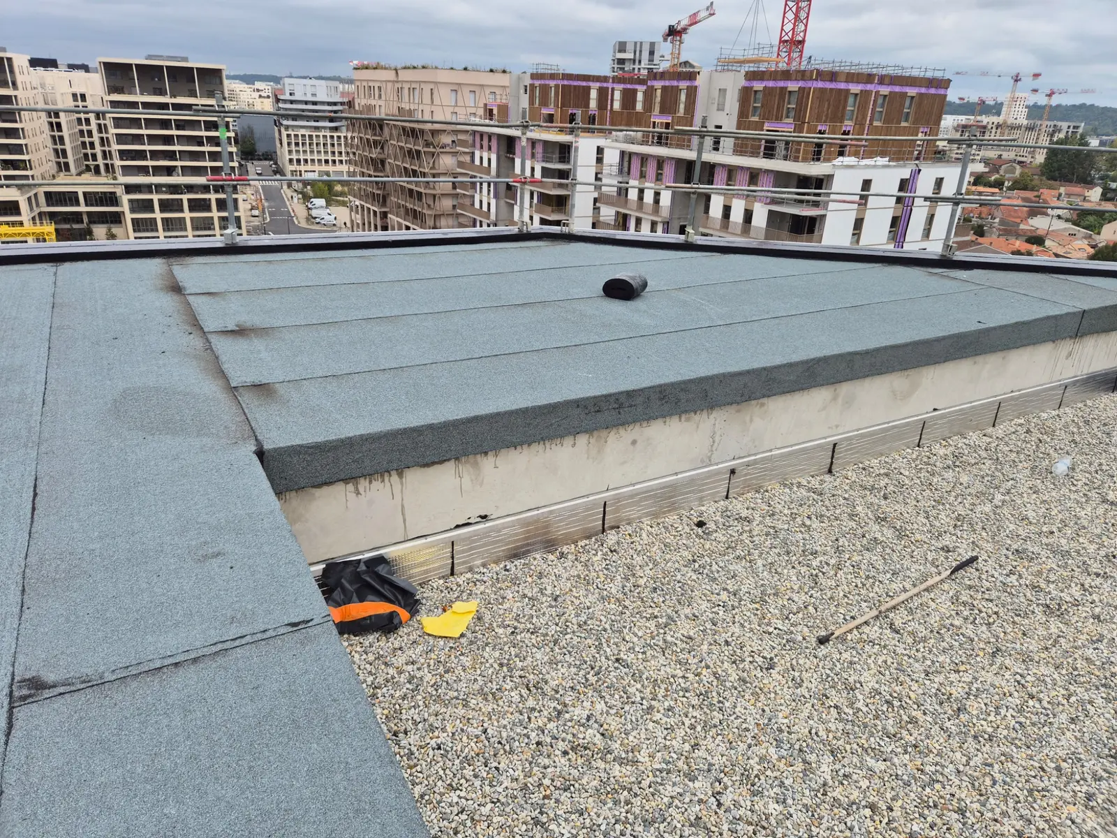 Vue d’ensemble de la toiture-terrasse bitumineuse en cours de finition
