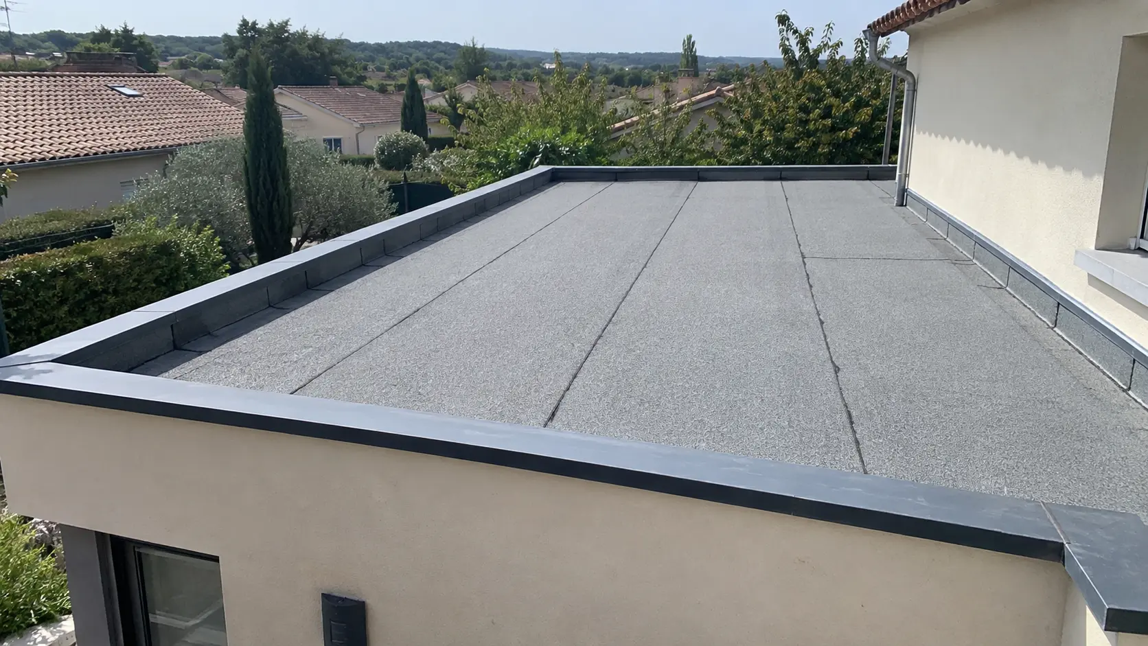 Visuel d’illustration d’un toit plat en membrane bitumineuse sur une extension de maison