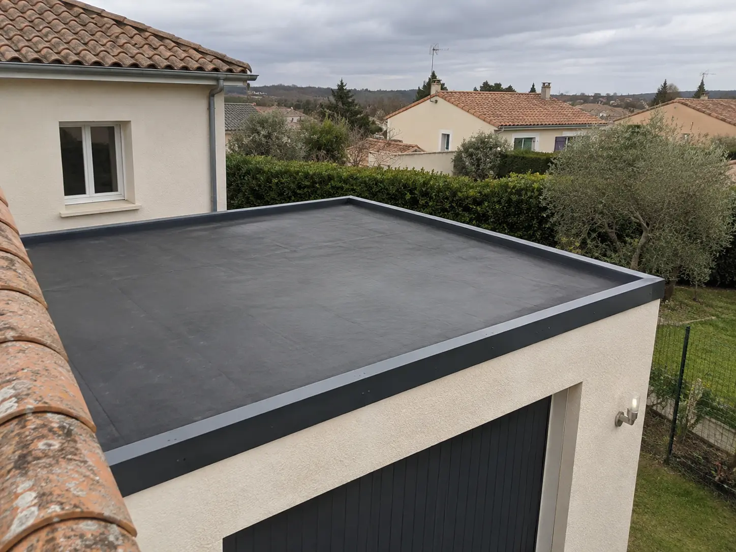 Visuel d’illustration d’un toit plat de garage avec une membrane EPDM